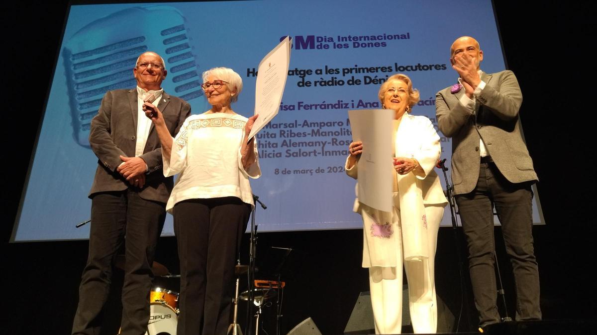 El alcalde de Dénia, Marisa Ferrándiz, Ana Albarracín y el concejal de Igualdad, en el acto de esta noche