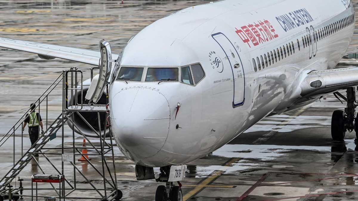 Un avió Boeing 737-800 de Xina Eastern Airlines a l&#039;aeroport de Tianhe, a Wuhan