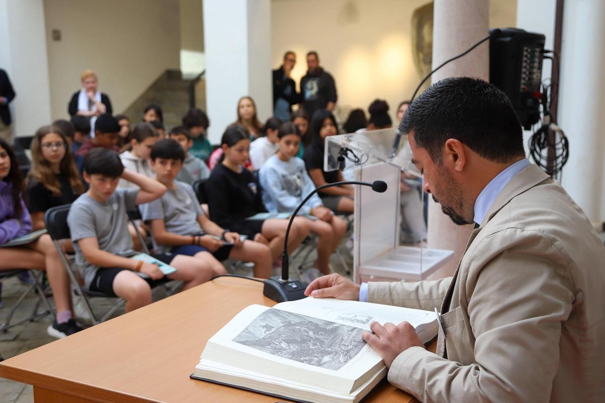 El concejal de Cultura, José Antonio Casablanca, durante la Maratón de Lectura del Quijote de la Mancha.