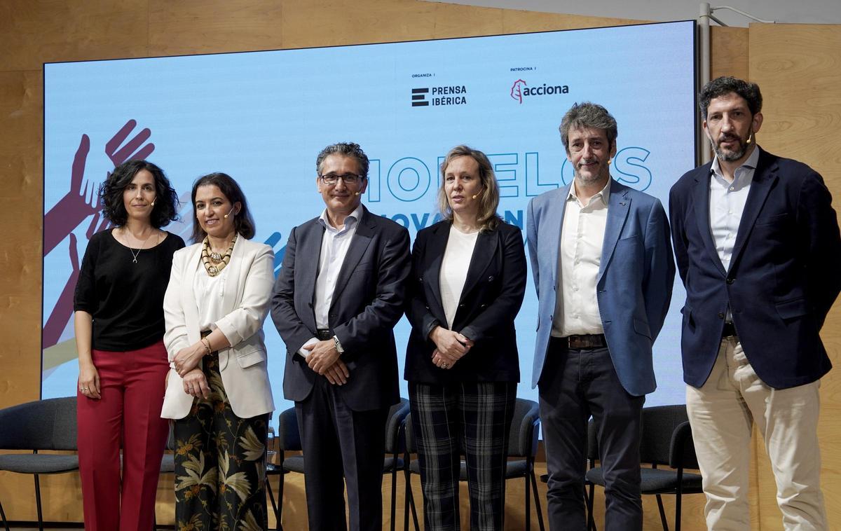 De izquierda a derecha. La periodista que ha moderado el evento Isabel Benítez; Laura Fernández, responsable de Mujer y Sostenibilidad de la Fundación Microfinanzas BBVA; Pablo Esteban, senior SRI advisor de Spainsif; Eva del Hoyo, directora general de Políticas de Desarrollo Sostenible; José Moisés Martín, CEO de Red2Red y finalmente José Gabriel Martín, director gerente de Acciona.org. De izquierda a derecha. La periodista que ha moderado el evento Isabel Benítez; Laura Fernández, responsable de Mujer y Sostenibilidad de la Fundación Microfinanzas BBVA; Pablo Esteban, senior SRI advisor de Spainsif; Eva del Hoyo, directora general de Políticas de Desarrollo Sostenible; José Moisés Martín, CEO de Red2Red y finalmente José Gabriel Martín, director gerente de Acciona.org.