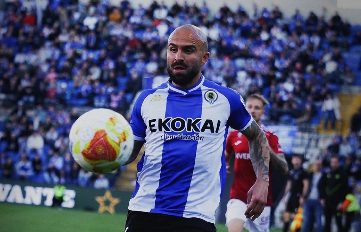 Javi Jiménez trata de controlar una pelota durante un partido reciente del Hércules.