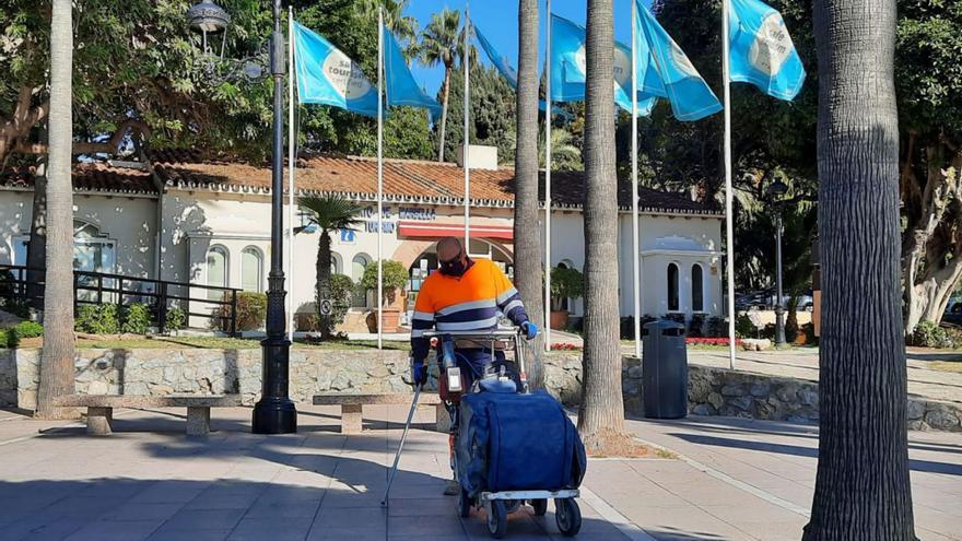 Un operario de Hidralia examina una acera del paseo marítimo para localizar fugas de agua. | L. O.