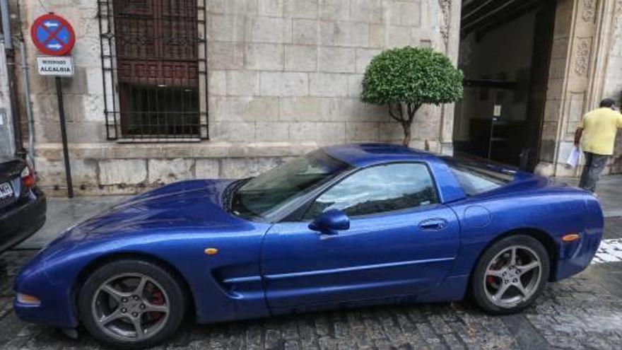 El coche de Emilio Bascuñana, aparcado ayer en el reservado.