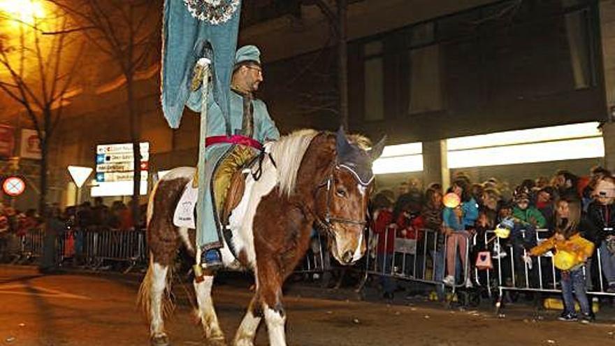 Un cavall amb les orelles cobertes a la cavalcada de Girona.