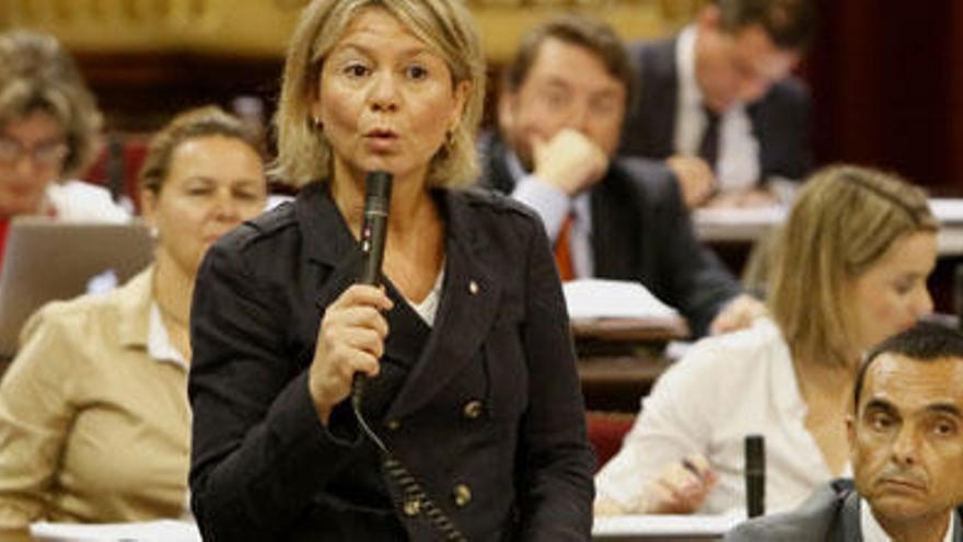 Núria Riera, por primera vez en el Parlament como consellera de Educación.