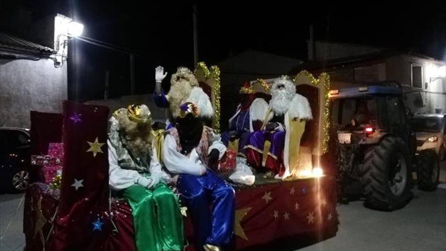 Los Reyes Magos hacen parada en el municipio para saludar a los niños