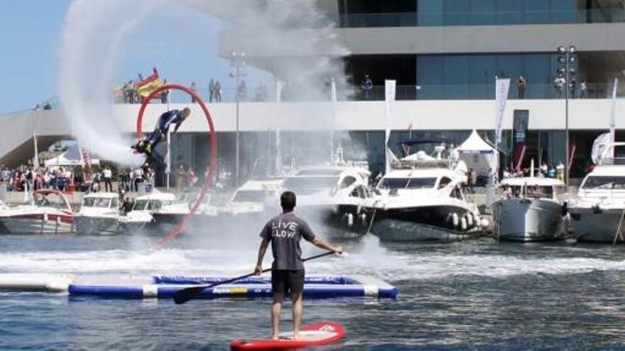 Deportistas practicando &#039;flyboard&#039; frente al Veles e Vents