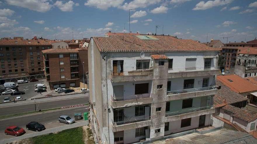 Edificio número 11 de la avenida de la Feria que podría ser derribado a finales de año.