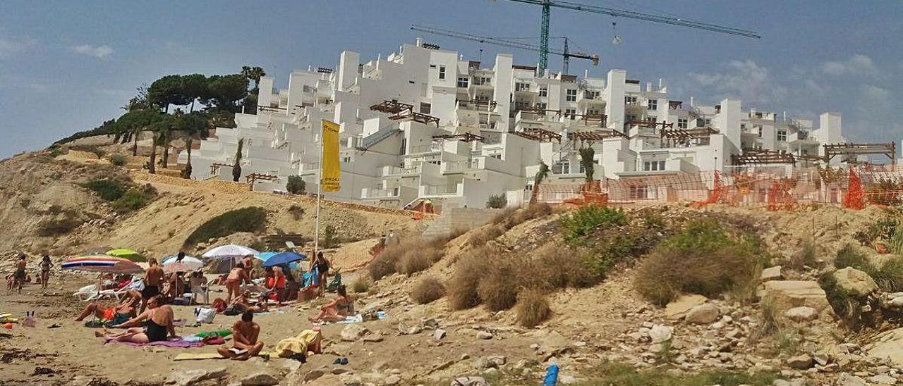 La Cala Lanuza este mes, con las obras de los apartamentos turísticos prácticamente acabadas.