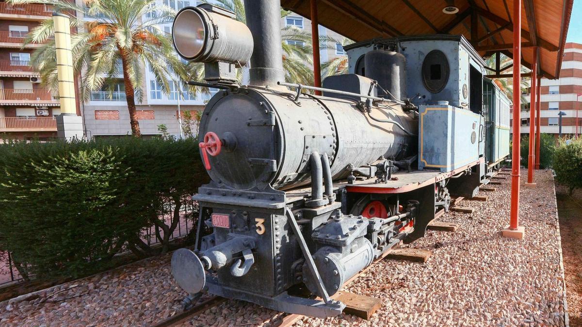 Vista de una locomotora y un vagón de pasajeros en el parque de La Panderola de Vila-real.