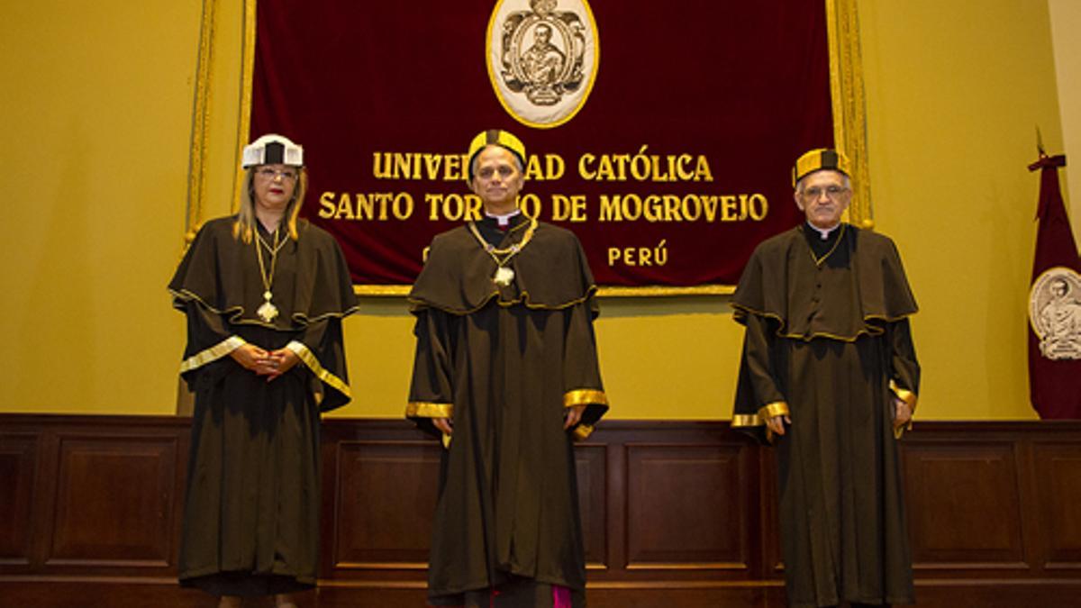 Robert Prevost (centro) y Jesús Moliné (derecha), durante el nombramiento del primero como obispo de Chiclayo.