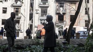 Archivo - Civiles en Ucrania tras un ataque de las Fuerzas Armadas de Rusia