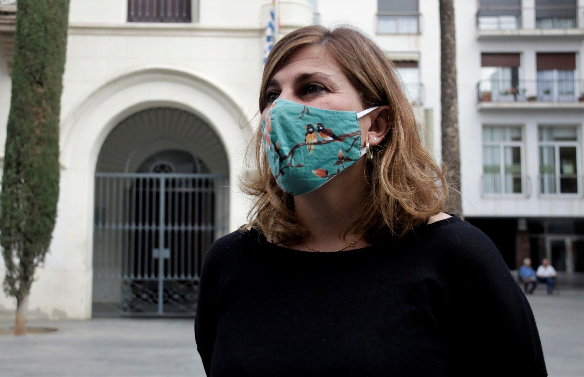 La portavoz de Guanyem Badalona, Nora San Sebastián, ante el Ayuntamiento de Badalona.