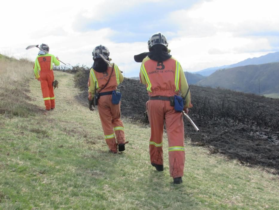 Incendio en las inmediaciones del campo de golf de Llanes