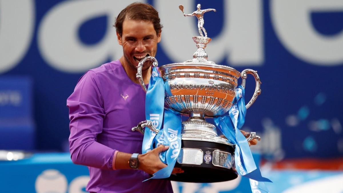 Nadal muerde la copa de campeón del Open Banc Sabadell