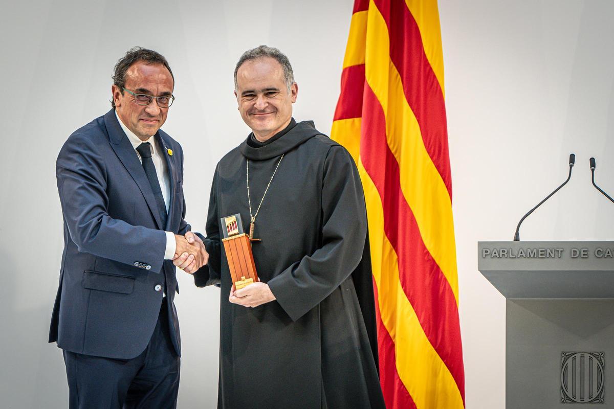 El Parlament ha entregado este martes, como acto previo a la Diada, la Medalla de Honor al Monasterio de Montserrat