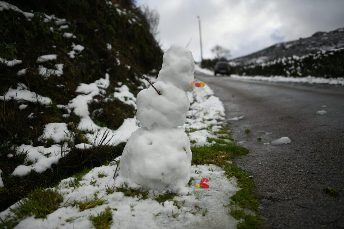 Un muñeco de nieve, ayer en A Lama.