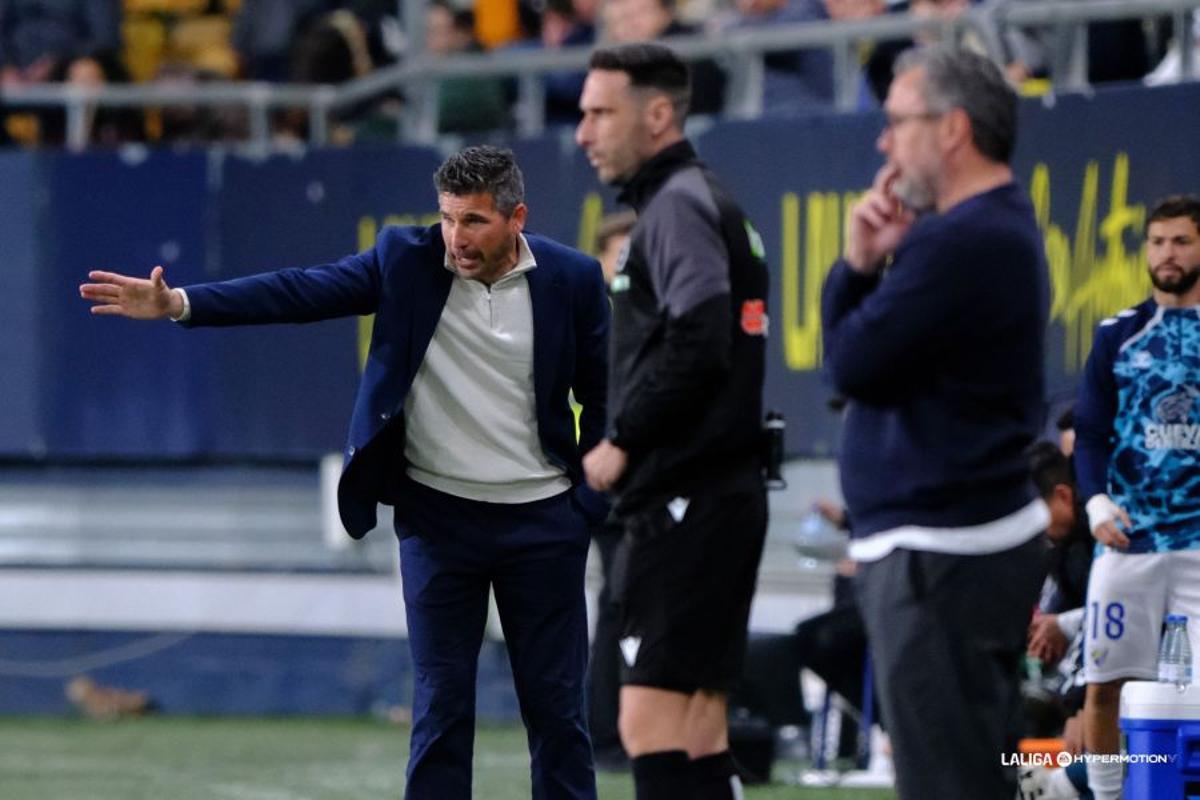 Funes da indicaciones en el Cádiz CF - Málaga CF.