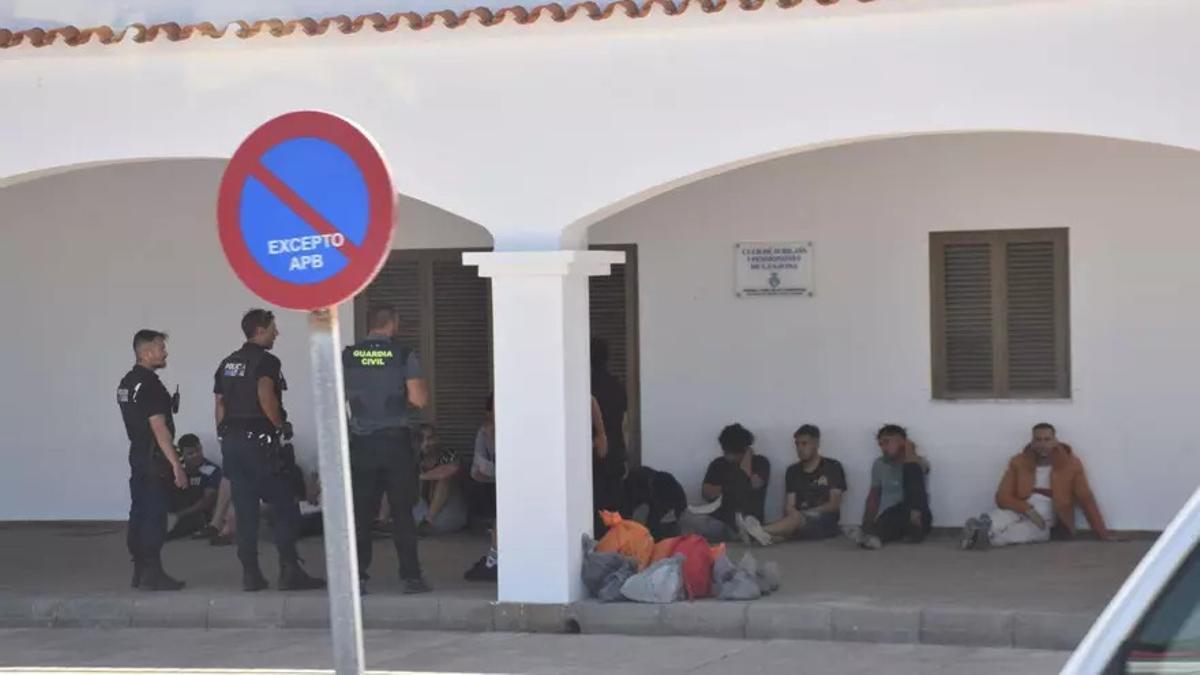 Migrantes custodiados por la Guardia Civil en el puerto de la Savina.