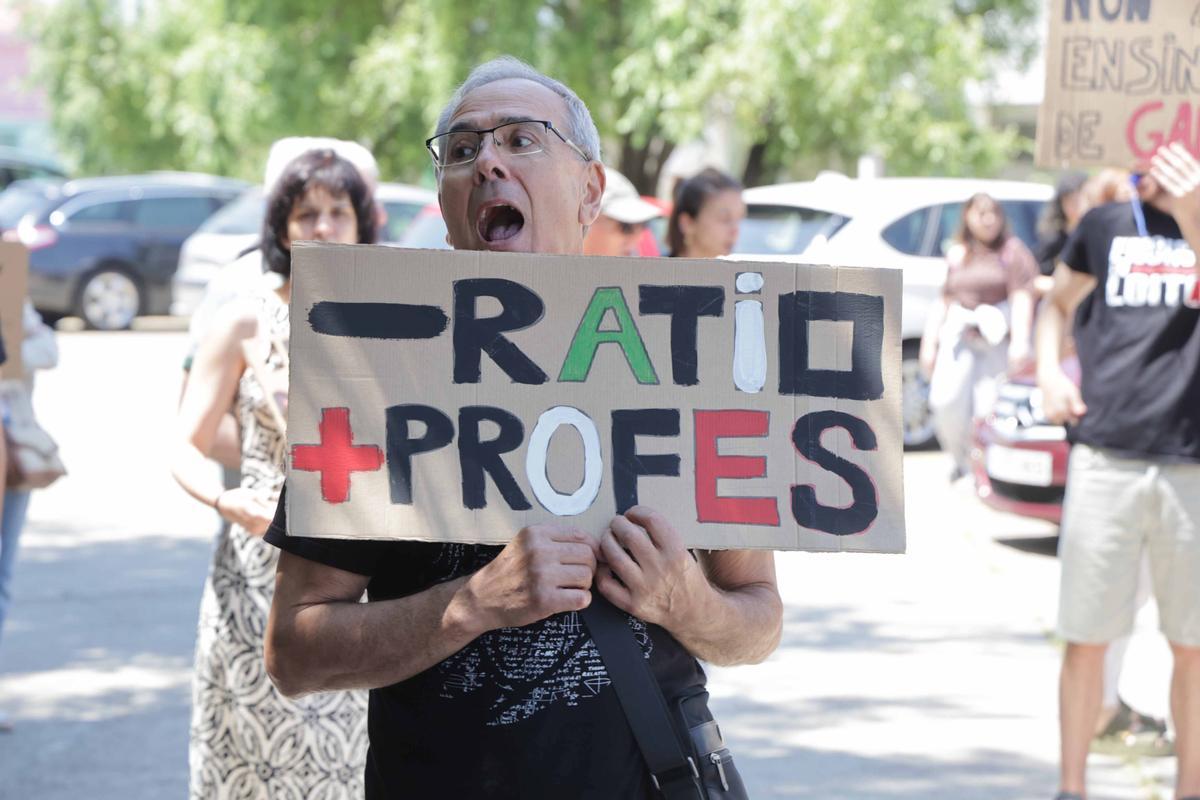 La comunidad educativa del centro vigués se concentró para protestar contra la forma de implantación de la nueva enseñanza.