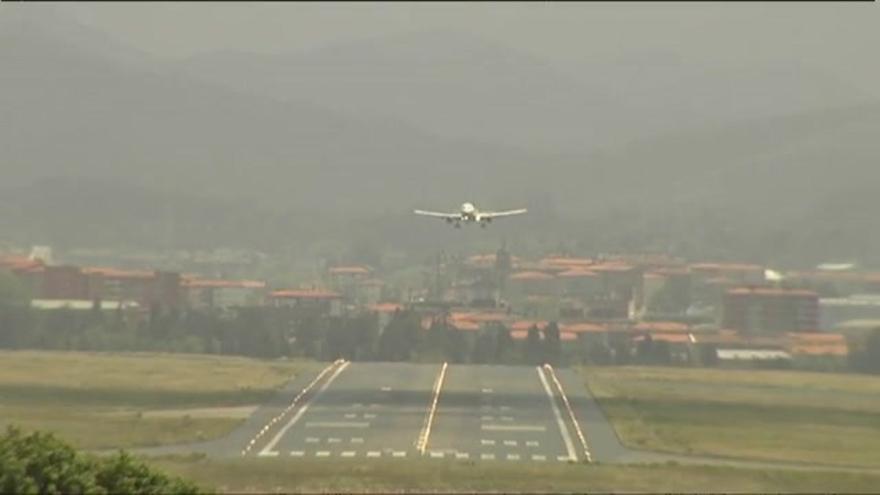 Vídeo / Tres drones se cruzan con un Airbus en pleno aterrizaje