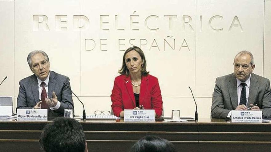 Miguel Duvison, director general de Operación; Eva Pagán, directora general de Transporte, y Antonio Prada, director de Comunicación. // FdV