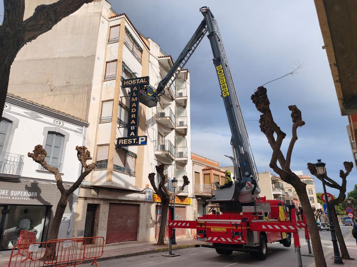 Se desprende la fachada de un hotel en Benicàssim Se desprende la fachada de un hotel en Benicàssim