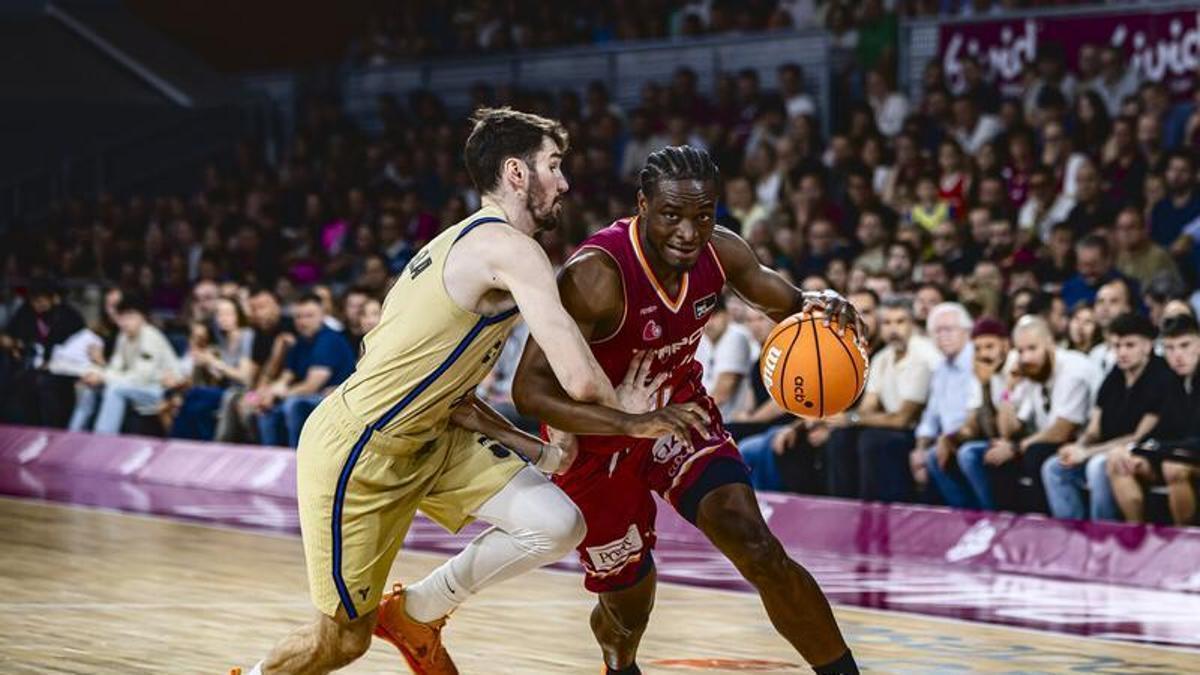 Caleb Agada jugando con el Lleida.