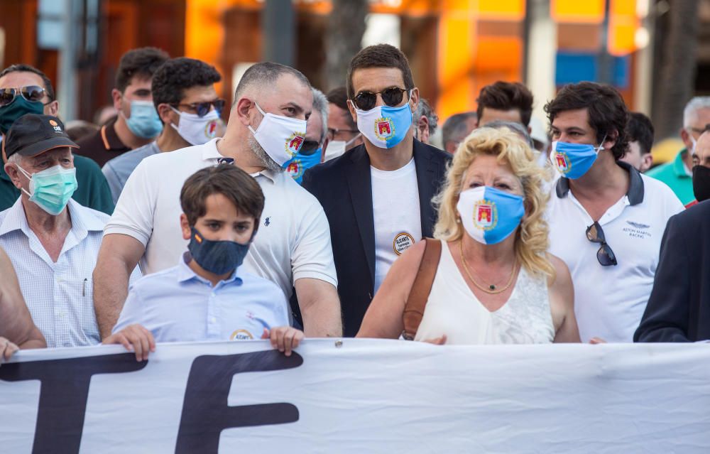 Más de un millar de personas se manifiestan en la puerta de la Plaza de Toros de Alicante por la Tauromaquia.