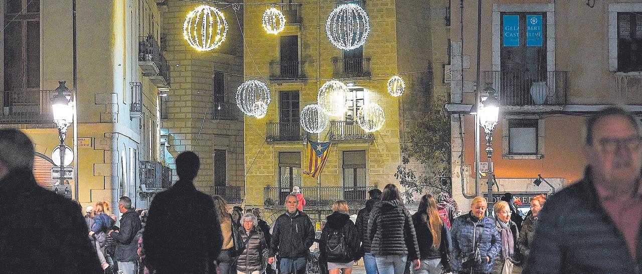 Gent passejant per el pont de pedra per les festes de nadal