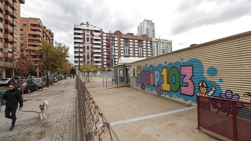 Un toldo para dar sombra en el colegio 103 a la espera de edificio