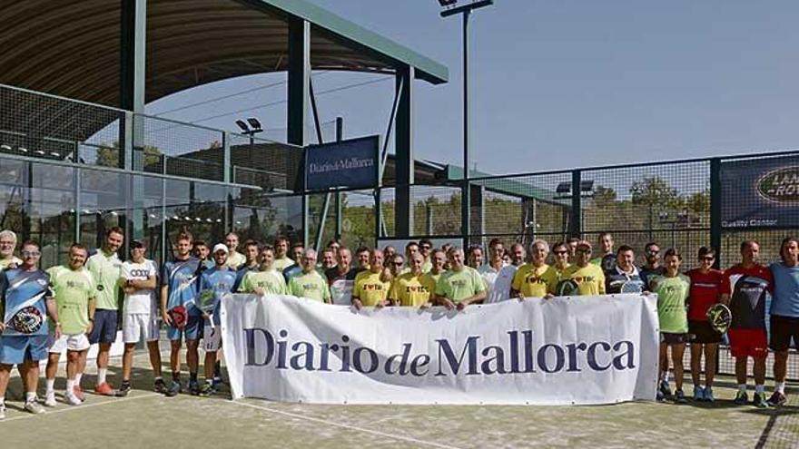Los participantes en el ProAm del 16 Torneo de Pádel Diario de Mallorca posaron con los organizadores, patrocinadores y colaboradores de la competición antes de su inicio.