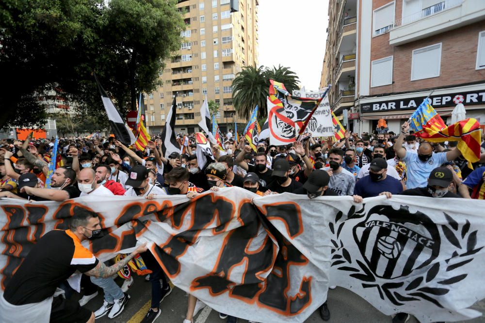 Manifestación de la Afición del Valencia contra Peter Lim