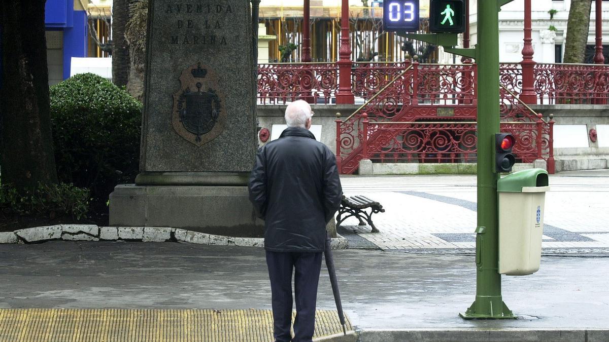 Un peatón observa el cronómetro en un semáforo de A Coruña. / Fran Martínez