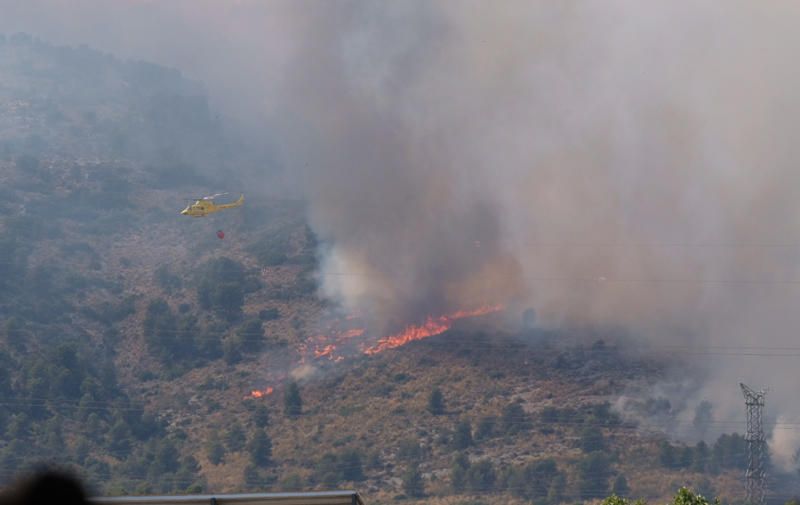 Declarado un incendio en una zona de barranco de Beneixama