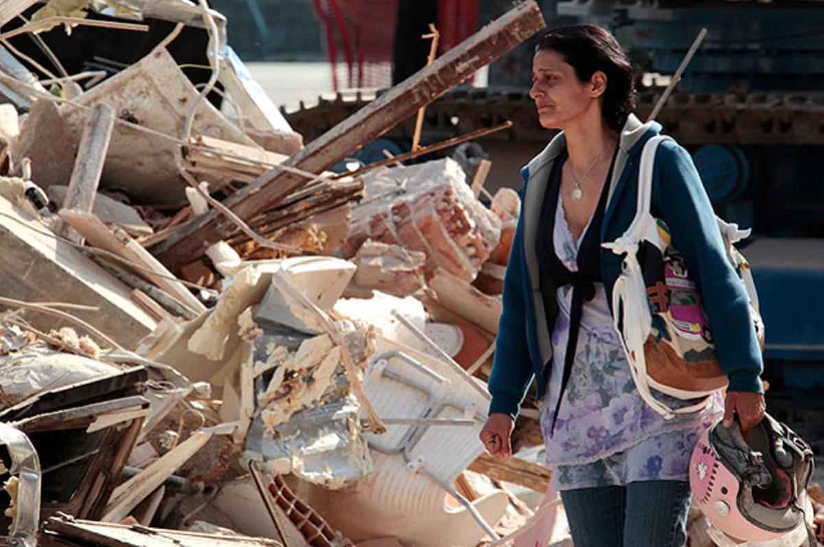 Una dona plora davant d’un edifici derruït a Cavezzo, al nord d’Itàlia, on un terratrèmol ha causat almenys 16 morts, centenars de ferits i ha deixat sense casa 8.000 persones.