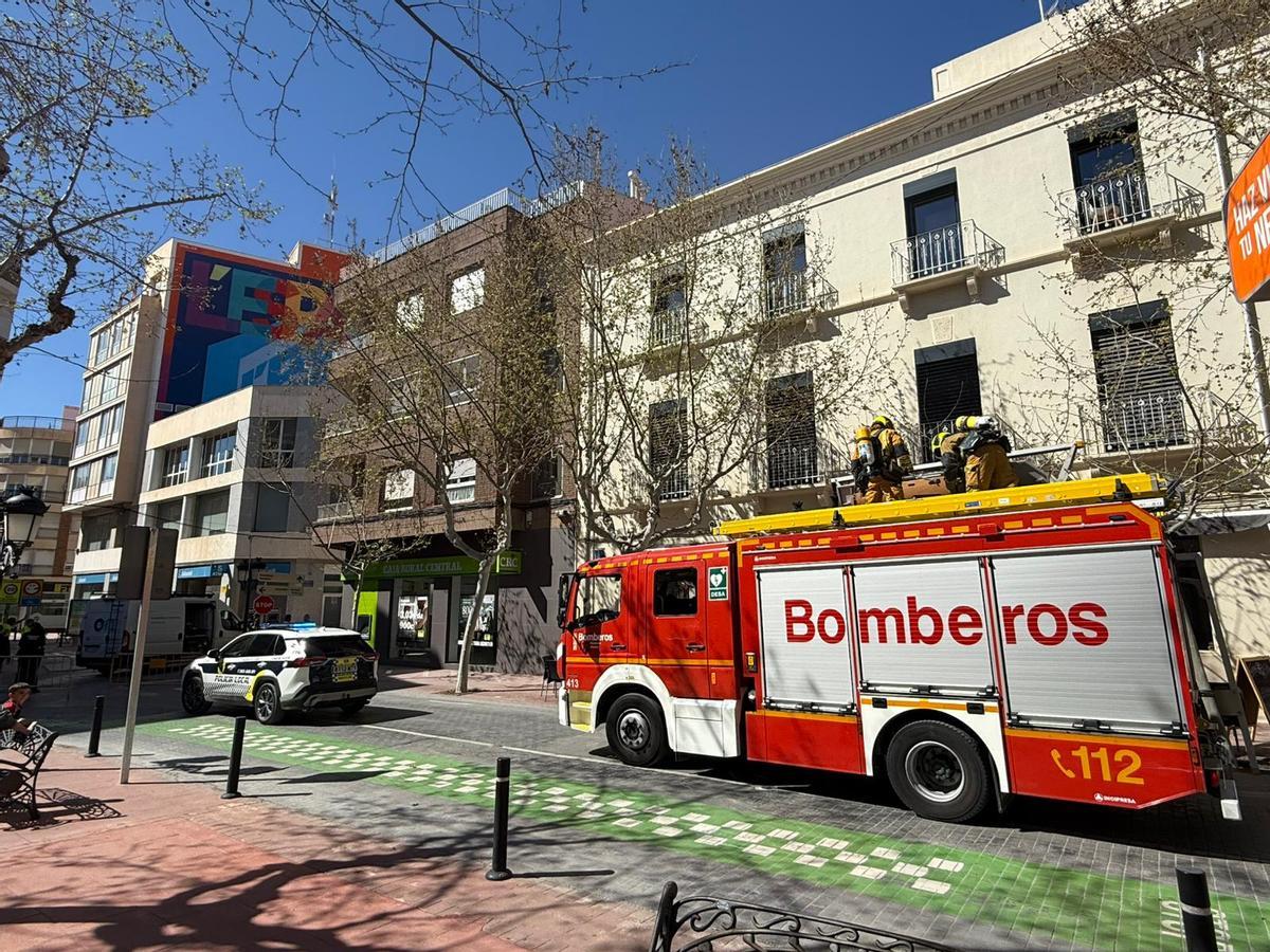 Vehículos de bomberos y Policía Local durante el operativo por la fuga de gas registrada en Novelda