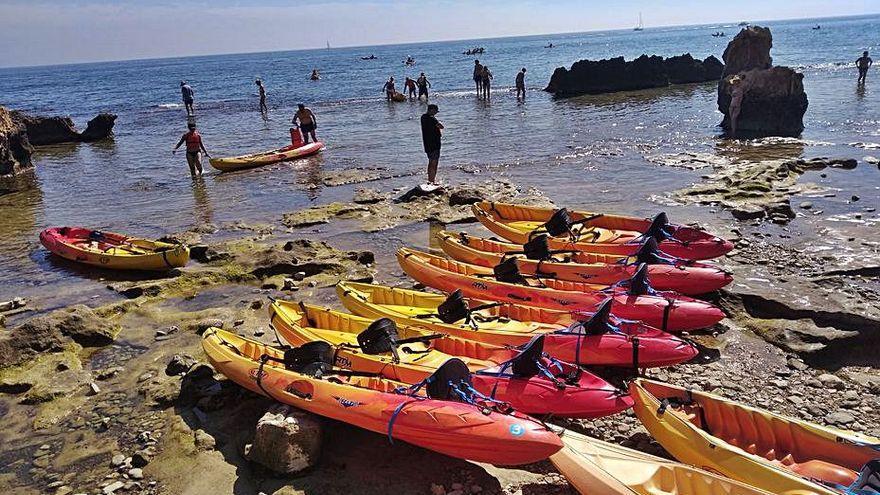 Un verano con el kayak a cuestas en las calas de la Marina