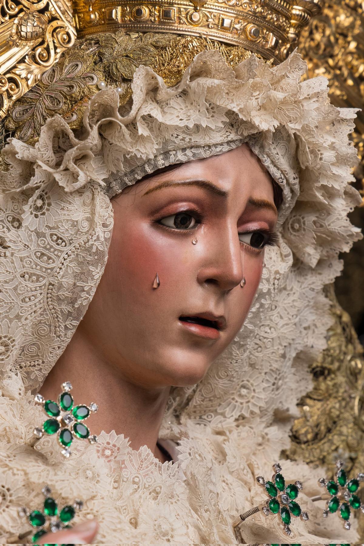 Las imágenes de la Santísima Virgen de la Esperanza Macarena y Nuestro Padre Jesús de la Sentencia, de la hermandad de La Macarena, ya en sus pasos