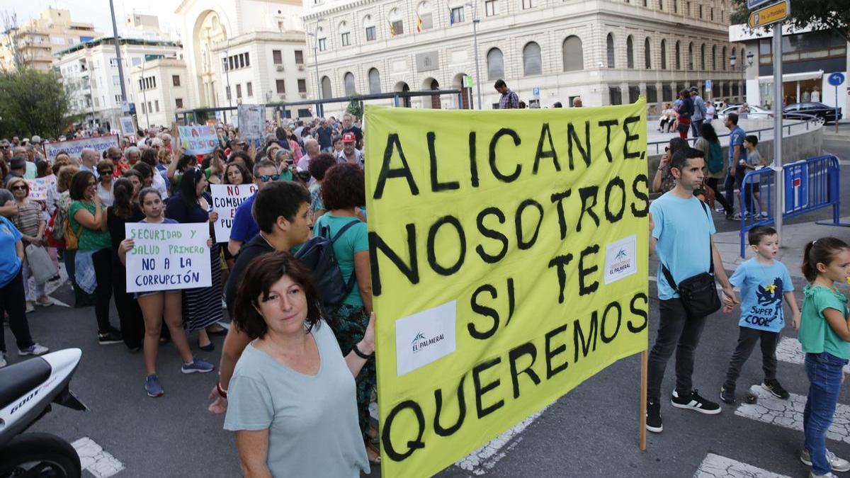 Una protesta contra los macrodepósitos en Alicante