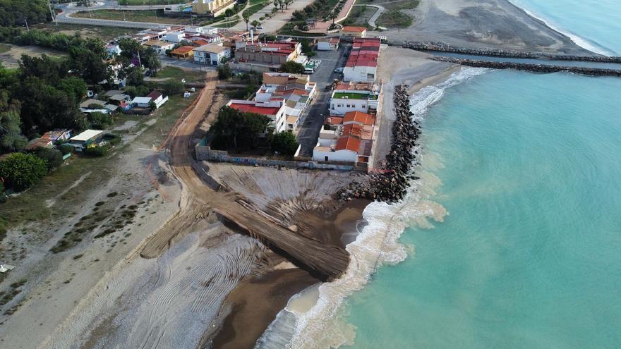El uso de arena de cantera para regenerar una playa de Sagunt levanta críticas