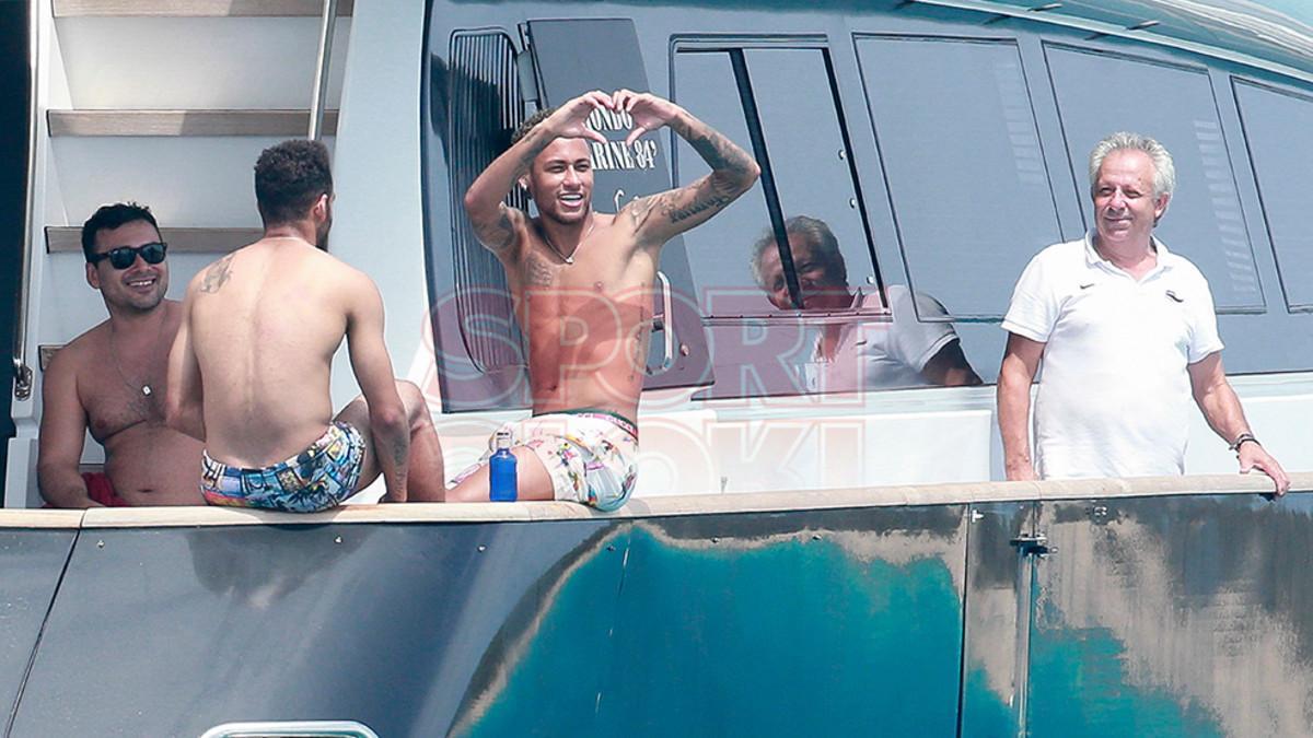 Neymar se lo pasó en grande en el mar