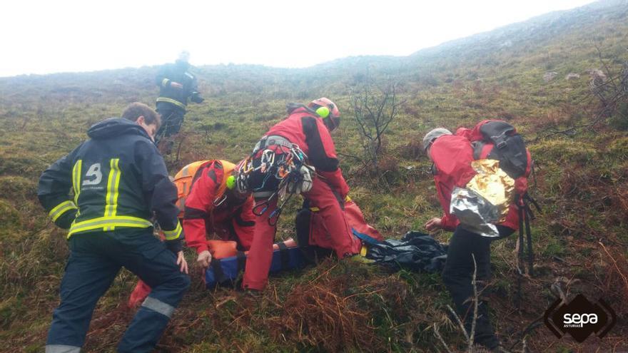 Asistencia a la mujer, en la ladera del pico Benzúa