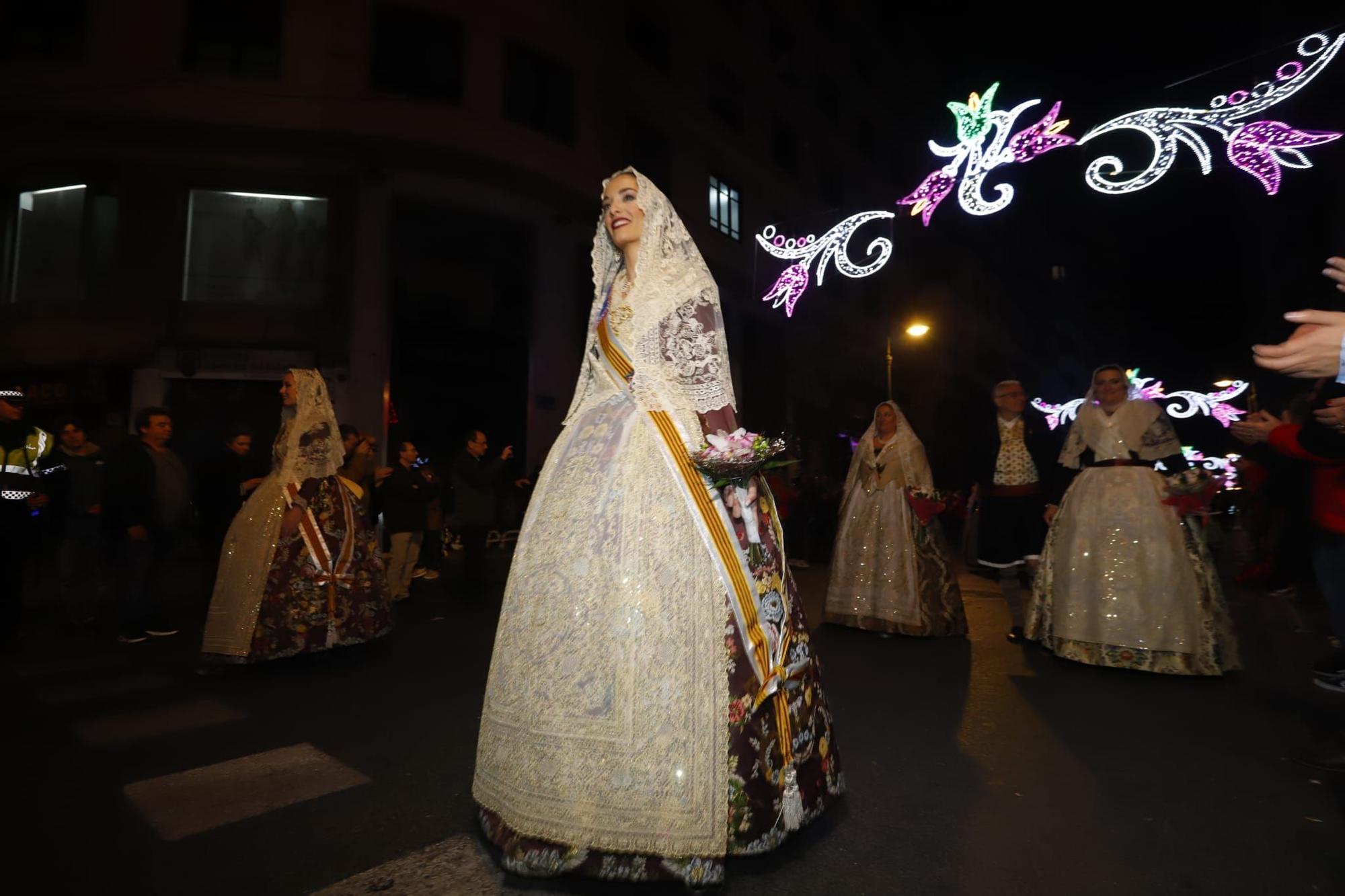 Laura Mengó y su corte coronan la ofrenda a la Virgen