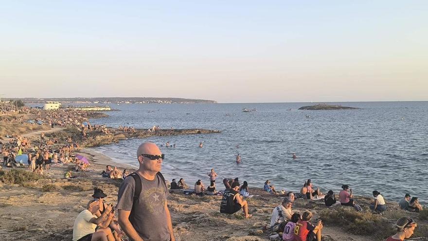 Los mallorquines se refugian en el único espacio natural costero de Palma: pipas, kayaks y catalán para seguir el eclipse