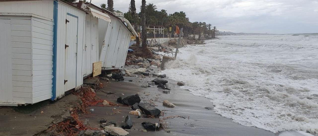 El paseo marítimo en uno de sus tramos ilegales, arrasado tras un temporal. | L.O.