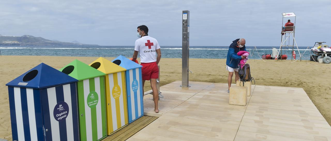 Socorrista de Cruz Roja en la playa de Las Canteras.