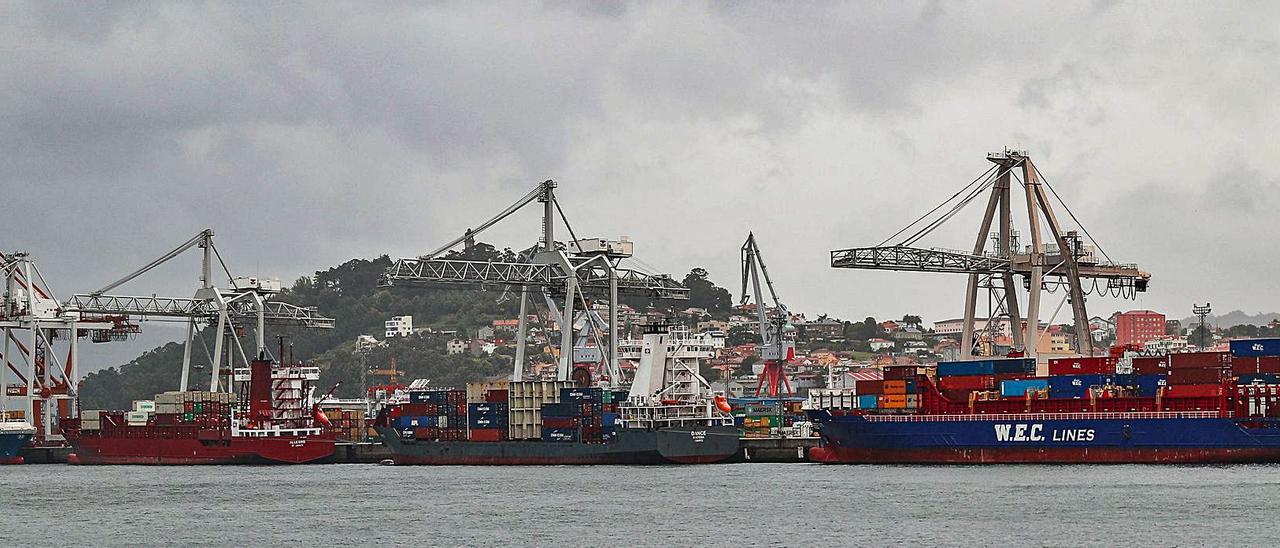 Cuádruple escala de portacontenedores en la terminal de Guixar; al fondo, el monte de A Guía. |   // PABLO GONZÁLEZ