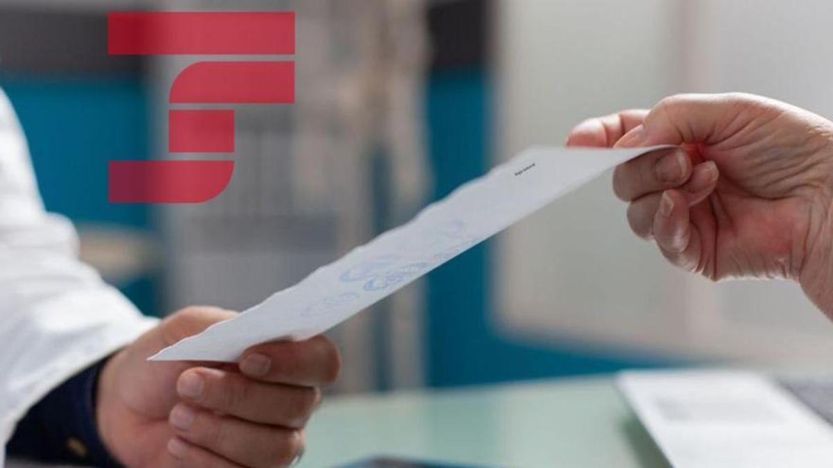 Un médico le da un informe a un paciente en una consulta.