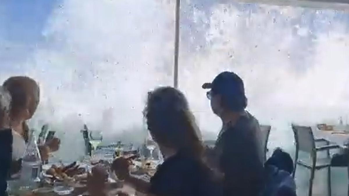 Las fuertes olas sorprenden a un restaurante en Lanzarote